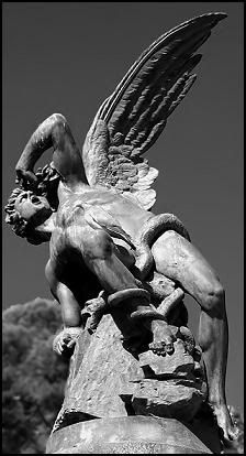 Estatua del Angel Caido, en el Retiro - Madrid