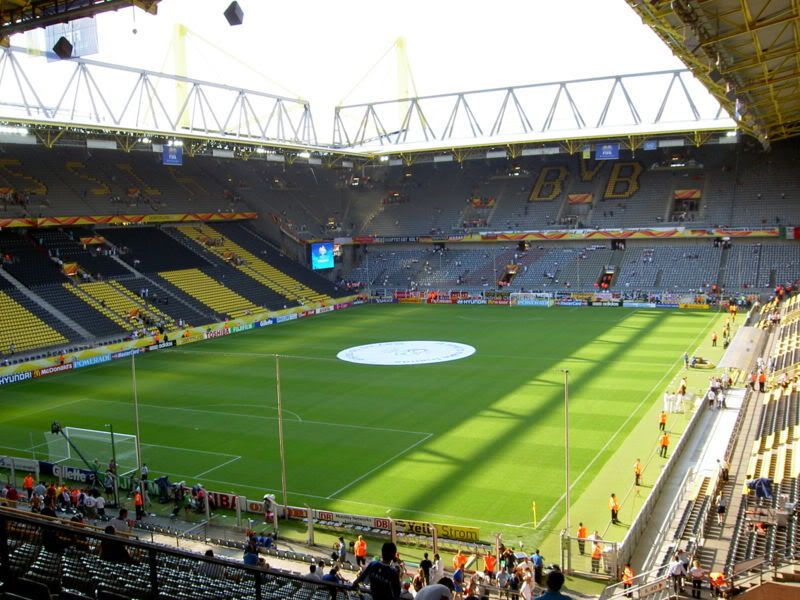 800px-Signal_Iduna_Park_before_the_.jpg