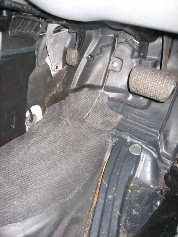 300CEfootwell005.jpg