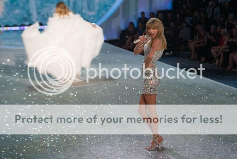 Taylor-Swift-rocks-the-runway-at-Vi_zps95676522.jpg