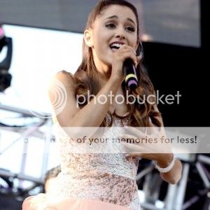 ariana-grande-ellen-400_zpsa66f7c83.jpg